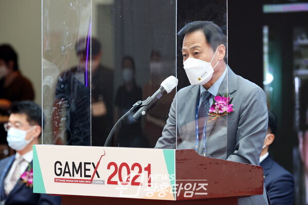 25일 GAMEX(치과기자재전시회) 2021 개회식 참석 해서 축사를 하고 있는 장현국 의장(사진제공=경기도의회)