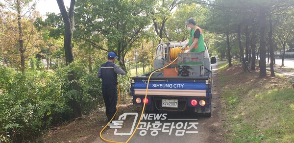 정왕3동_마을방역단이 방역활동을 하고 있다(사진제공=정왕3동 행정복지센터)