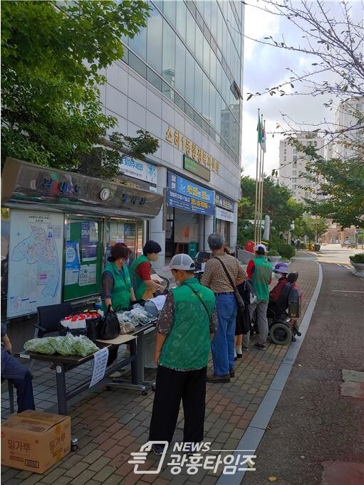 광명시 소하1동 새마을지도자협의회·부녀회는 9월 10일 소하1동 행정복지센터와 금호어울림아파트 단지에서 어려운 이웃을 돕기 위한 추석맞이 바자회를 개최했다 (사진제공=소하1동 행정복지센터)