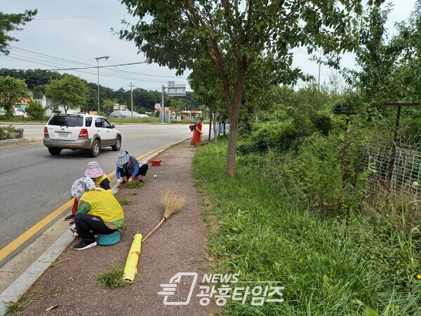 군자동_제초작업(사진제공=시흥시)