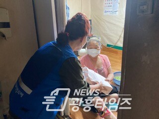 광명시는 행정안전부에서 주관하는 주민자치형 공공서비스 구축사업 ‘찾아가는 보건복지분야 우수사례 경진대회’에서 우수상 선정으로 받은 1 000만원의 상금을 어려운 이웃돕기에 사용했다(사진제공=광명시)