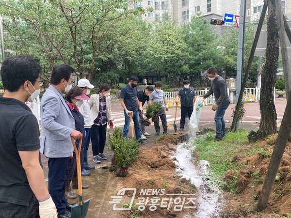 광명시 광명6동 주민자치회는 10월 7일 주민세 환원 마을사업으로 우리공원에 꽃나무를 심었다(사진제공=광명6동행정복지센터)