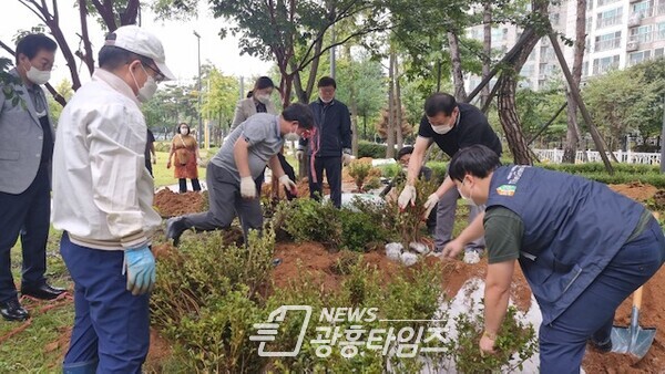 광명시 광명6동 주민자치회는 10월 7일 주민세 환원 마을사업으로 우리공원에 꽃나무를 심었다(사진제공=광명6동행정복지센터)