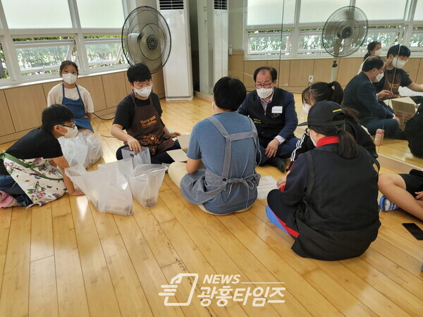 유근식 의원, 광명 꿈의학교 학생들과 물품 기부 봉사활동 (사진제공=경기도의회)