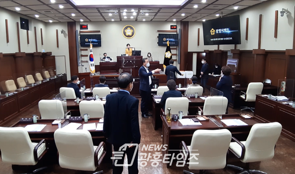 본회의장에서 시의원들 간에 고성이 오가는 험악한 분위기 연출 본회의장에서 시의원들 간에 고성이 오가는 험악한 분위기 연출