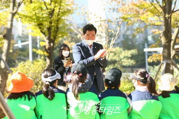 청계동 자연생태학습현장에 방문하여 참가자들을 격려 하고 있는 김상돈 시장(사진제공=의왕시)