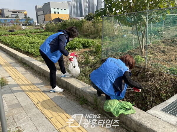 부곡동 주민자치위원회 대청소(사진제공=부곡동 행정복지센터)