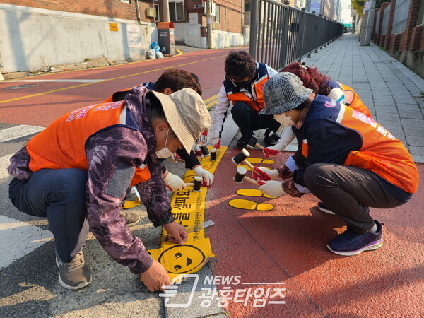 의왕시종합자원봉사센터, 노란발자국 설치(사진제공=의왕시)