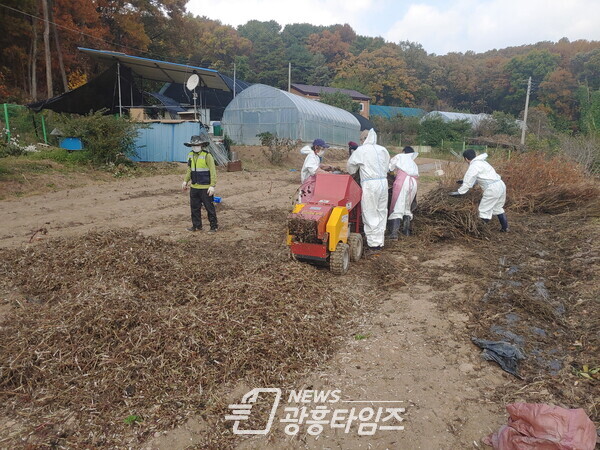 영농부산물 파쇄작업(사진제공=의왕시)