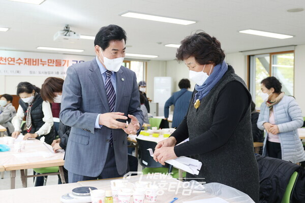 생활개선회 체험행사에 참석한 김상돈 의왕이 생활개선회 회원과 대화를 나누고 있다(사진제공=의왕시)