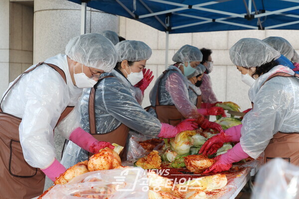 한대희 시장(왼쪽)이 군포시 여성단체협의회 관계자들과 함께 사랑의 김장을 담그고 있다(사진제공=군포시)