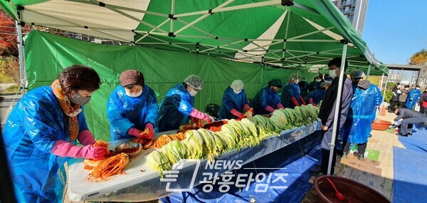 고천동 주민자치위원회 김장축제 및 나눔 행사(사진제공=고천동주민자치센터)