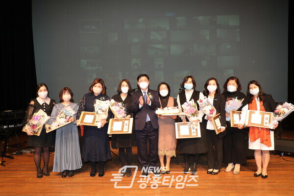  군포시 보육인 한마당에서 한대희 시장(가운데)이 표창받은 보육교직원들과 함께 했다(사진제공=군포시)