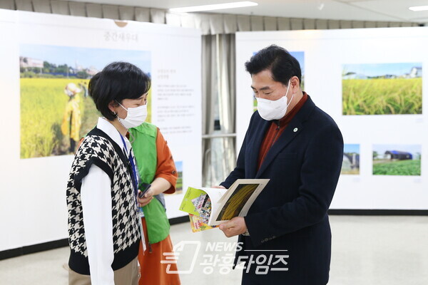 '기억을 기록하다 새우대 사진전'에 참석한 김상돈 시장 (사진제공=의왕시)