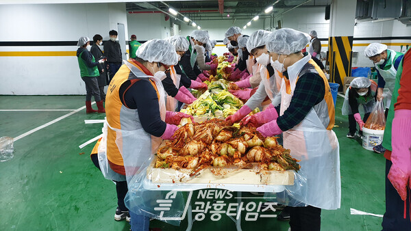 광명시 소하2동 행정복지센터는 11월 19일부터 20일까지 이틀간 관내 어려운 이웃을 위한 ‘사랑의 김장김치 담그기’ 행사를 열었다(사진제공=소하2동 행정복지센터)