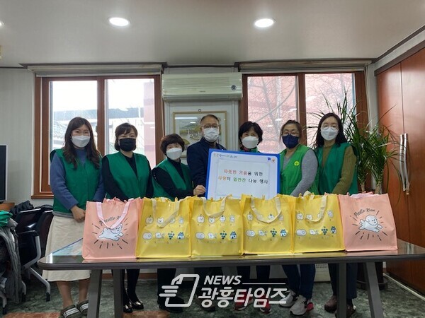 광명시 철산4동 새마을부녀회는 11월 23일 행정복지센터에서 밑반찬 나눔 행사를 열었다(사진제공=철산4동 행정복지센터) 광명시 철산4동 새마을부녀회는 11월 23일 행정복지센터에서 밑반찬 나눔 행사를 열었다(사진제공=철산4동 행정복지센터)