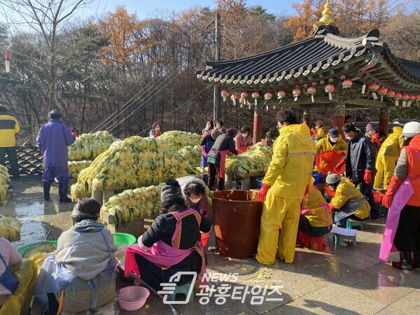 청계사, 김장김치 130상자 기부(사진제공=의왕시)