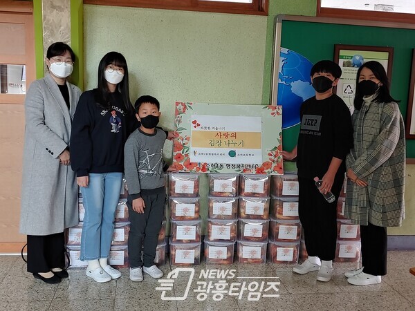 광명시 소하초 학생자치회는 11월 24일 학생들이 직접 담은 김장김치 80포기(7L들이 36통)를 어려운 이웃에게 전달해달라며 소하1동 행정복지센터에 전달했다(사진제공=소하1동 행정복지센터)