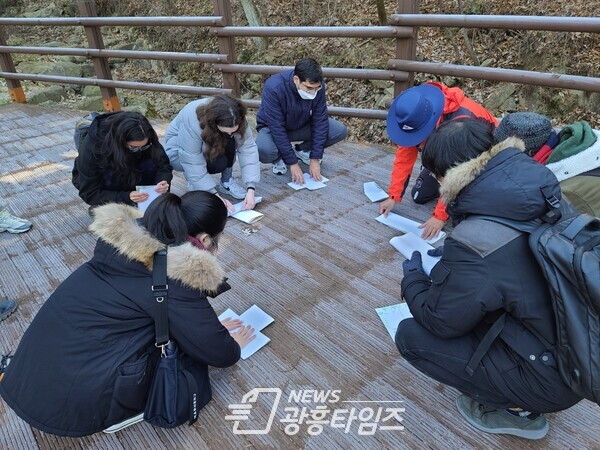 바라산자연휴양림, 외국인 숲해설(사진제공=의왕시)