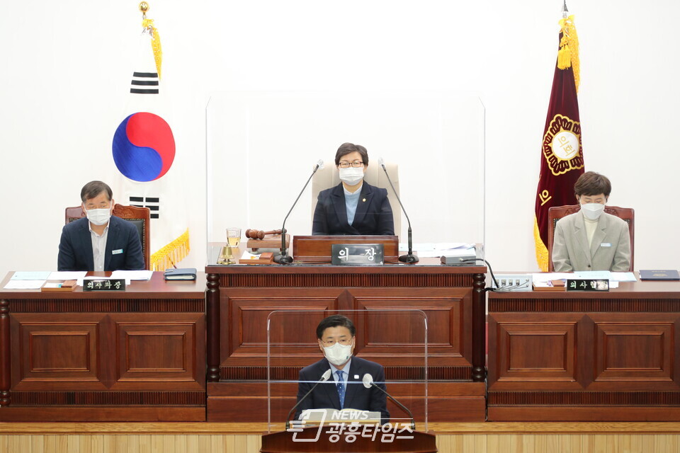 한대희 시장이 시의회에 출석해, 2022년도 예산안과 관련한 시정연설을 하고 있다(사진제공=군포시)