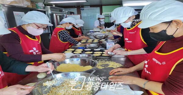 내손1동 사회단체 합동 빵나눔 행사(사진제공=내손1동 주민센터)