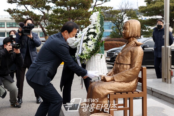 장현국 의장, 14일 '경기도의회 평화의 소녀상' 건립 3주년 기념 헌화 (사진제공=경기도의회) 장현국 의장, 14일 '경기도의회 평화의 소녀상' 건립 3주년 기념 헌화 (사진제공=경기도의회)