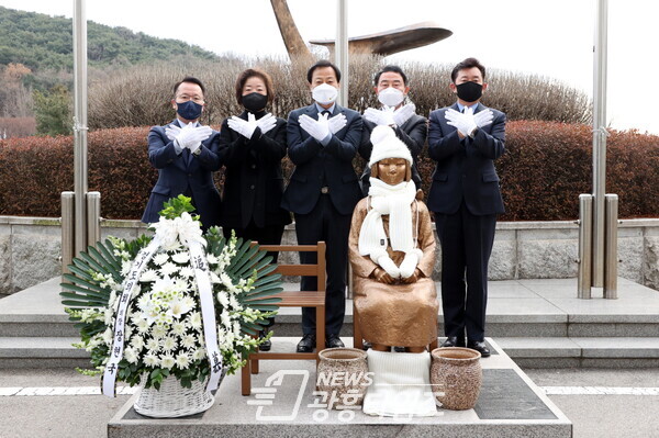 장현국 의장, 14일 '경기도의회 평화의 소녀상' 건립 3주년 기념 헌화 (사진제공=경기도의회) 장현국 의장, 14일 '경기도의회 평화의 소녀상' 건립 3주년 기념 헌화 (사진제공=경기도의회)