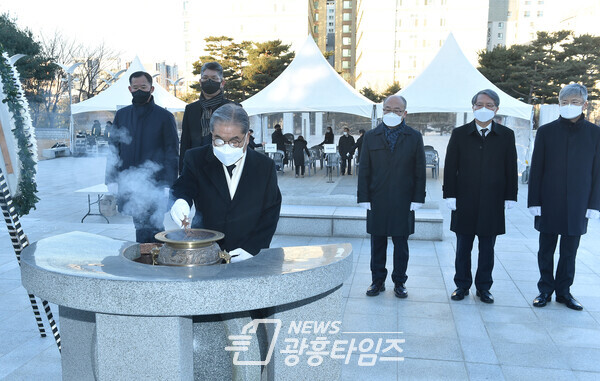 이재정 교육감, 수원 현충탑 찾아 헌화·분향(제공=경기도교육청)