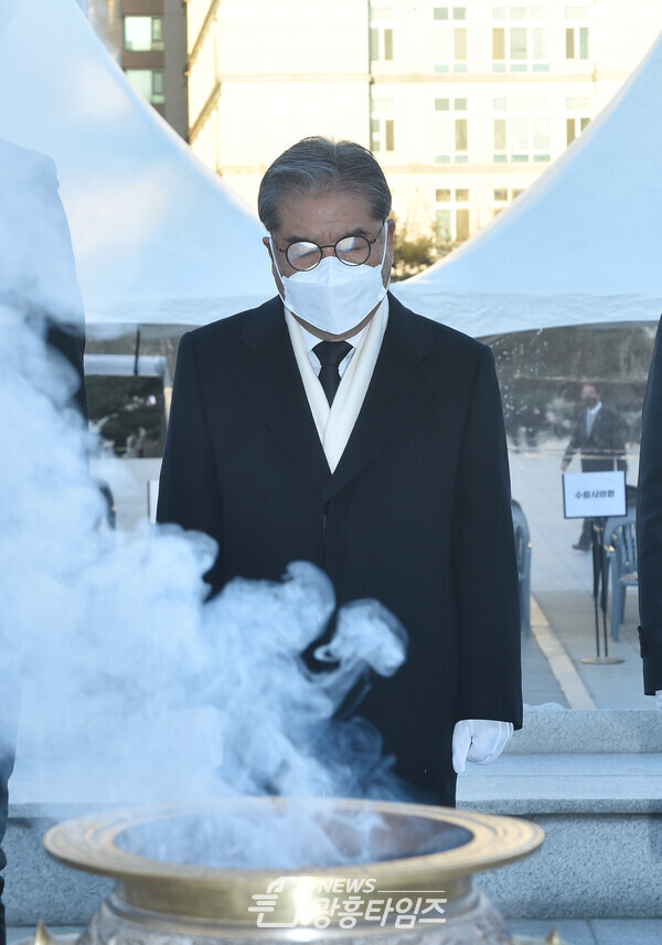 이재정 교육감, 수원 현충탑 찾아 헌화·분향(제공=경기도교육청)