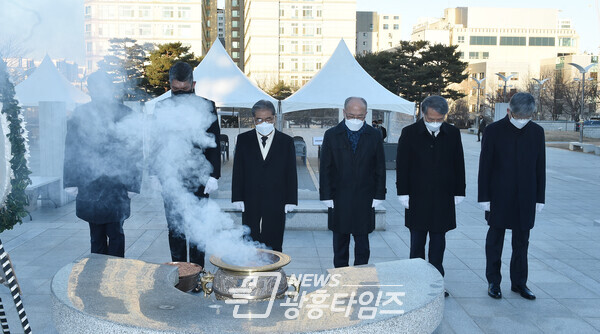 이재정 교육감, 수원 현충탑 찾아 헌화·분향(제공=경기도교육청)