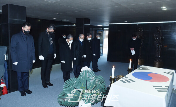 이재정 교육감, 수원 현충탑 찾아 헌화·분향(제공=경기도교육청)