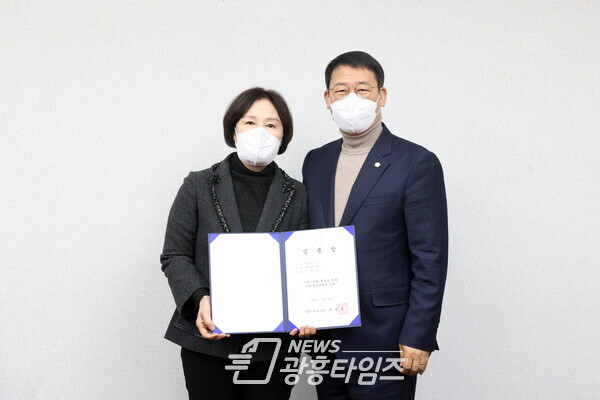 시흥시의회 소속 임용장 수여식_박춘호 의장(오른쪽)과 김명순 의회사무국장 (제공=시흥시의회)