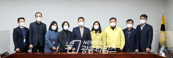 시흥시의회소속임용장수여식_단체사진 (제공=시흥시의회)