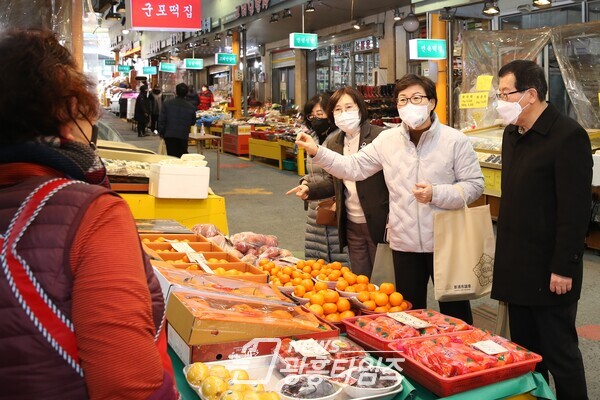 군포시의회, 소상공인․아동에 동시 선물(제공=군포시의회)