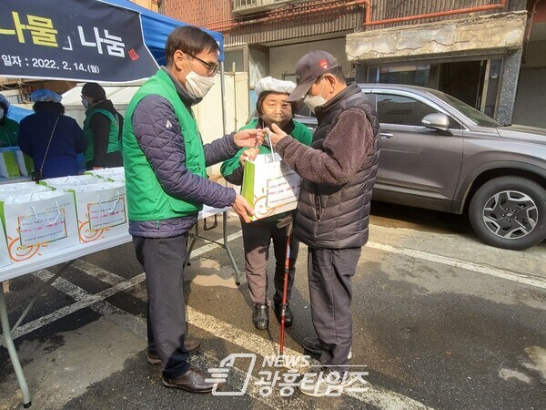 광명4동 새마을지도자협의회·부녀회는 지난 14일 주관으로 정월대보름을 맞이해 “2022년 정월대보름맞이 오곡밥 및 나물 나눔 행사”를 진행했다(제공=광명4동 행정복지센터) 광명4동 새마을지도자협의회·부녀회는 지난 14일 주관으로 정월대보름을 맞이해 “2022년 정월대보름맞이 오곡밥 및 나물 나눔 행사”를 진행했다(제공=광명4동 행정복지센터)