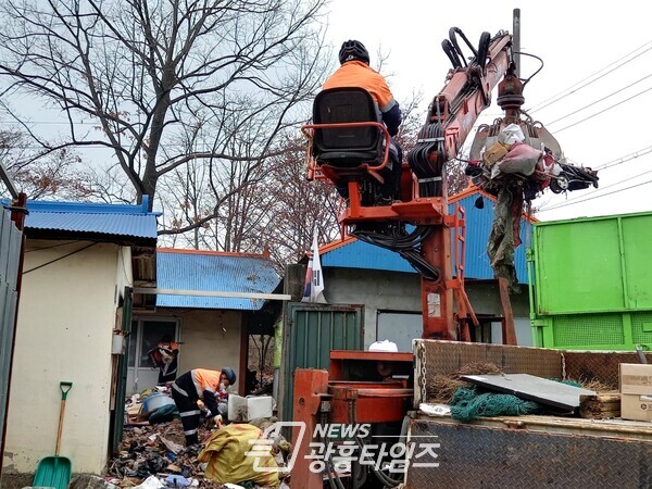 사회적협동조합 비지땀 청소봉사 (제공=의왕시)