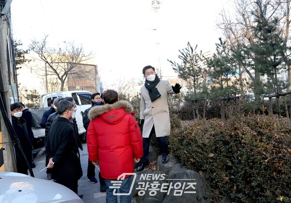 박승원 광명시장은 2.24일 하안1동에서 쾌적한 보행환경과 깨끗한 도시 이미지를 만들기 위한 소통행정을 펼쳤다(제공=광명시)
