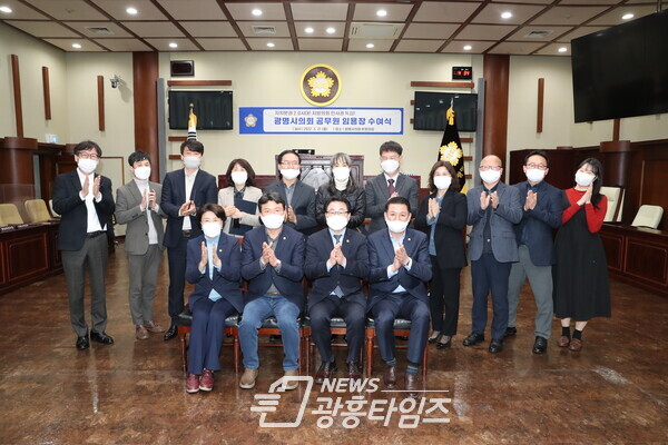 21일 광명시의회 의장이 인사권 독립의 첫걸음으로 임용장을 수여하고 기념촬영을 하고 있다(제공=광명시의회) 21일 광명시의회 의장이 인사권 독립의 첫걸음으로 임용장을 수여하고 기념촬영을 하고 있다(제공=광명시의회)