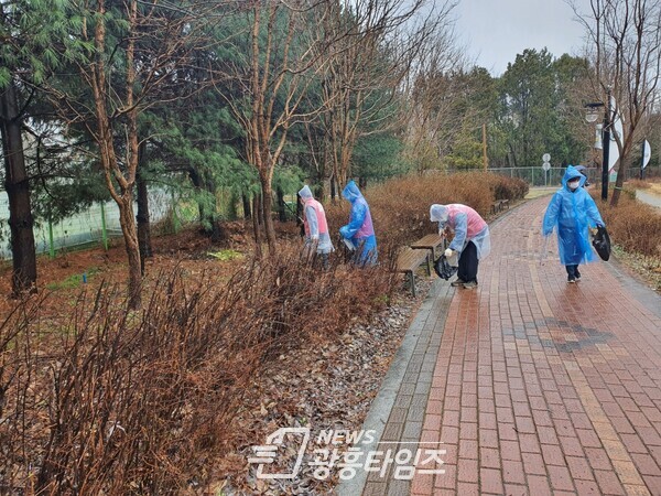  고천동 주민자치위원회, 봄맞이 마을대청소(사진제공=의왕시)