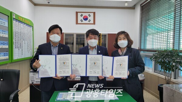 광명6동 지역사회보장협의체는 지난 28일 광명6동에 광명마을냉장고인 어울마루지역아동센터점 후원을 위해 꿈나무어린이집(대표 임영숙)과 업무협약을 체결했다(제공=광명6동 행정복지센터)