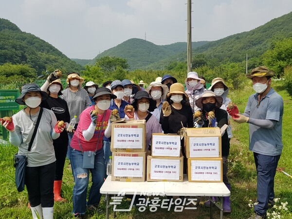  지난해 제1기 군포시민농부학교 수강생들이 땀이 어려있는 수확의 기쁨을 만끽하고 있다(사진제공=군포시)