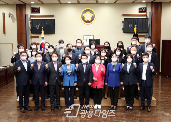 광명시의회 박성민 의장을 비롯한 의원, 사무처 직원 기념촬영(제공=광명시의회) 광명시의회 박성민 의장을 비롯한 의원, 사무처 직원 기념촬영(제공=광명시의회)