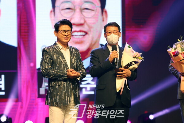 2022년제28회대한민국연예예술상시상식_박춘호 의장(오른쪽)/제공=시흥시의회