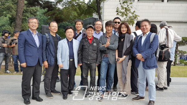 2017년 이한열열사 30주기를 맞이하여 연세대 한열동산에서_맨 왼쪽 김거성 예비후보, 왼쪽에서 다섯째 배우 우현, 일곱째 안내상(제공=김거성 예비후보 선거캠프)