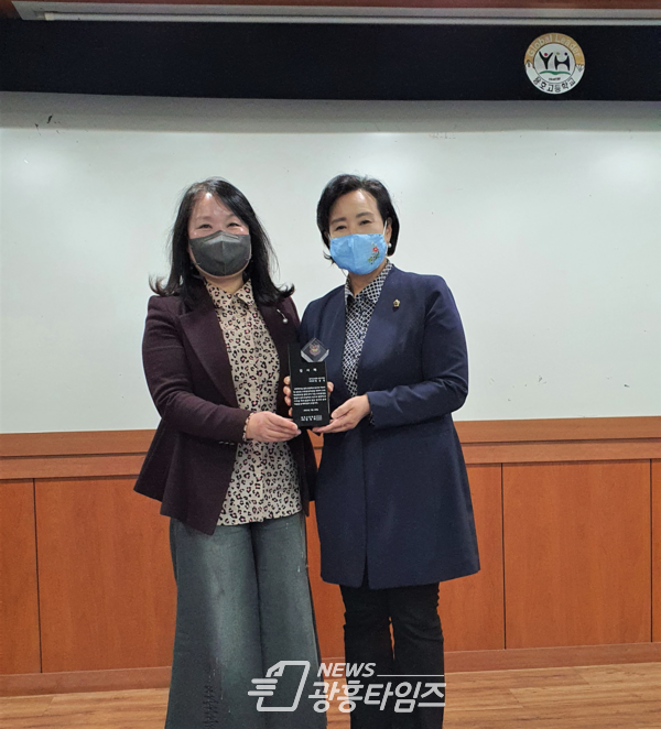 [사진] 정윤경 의원_용호고 감사패