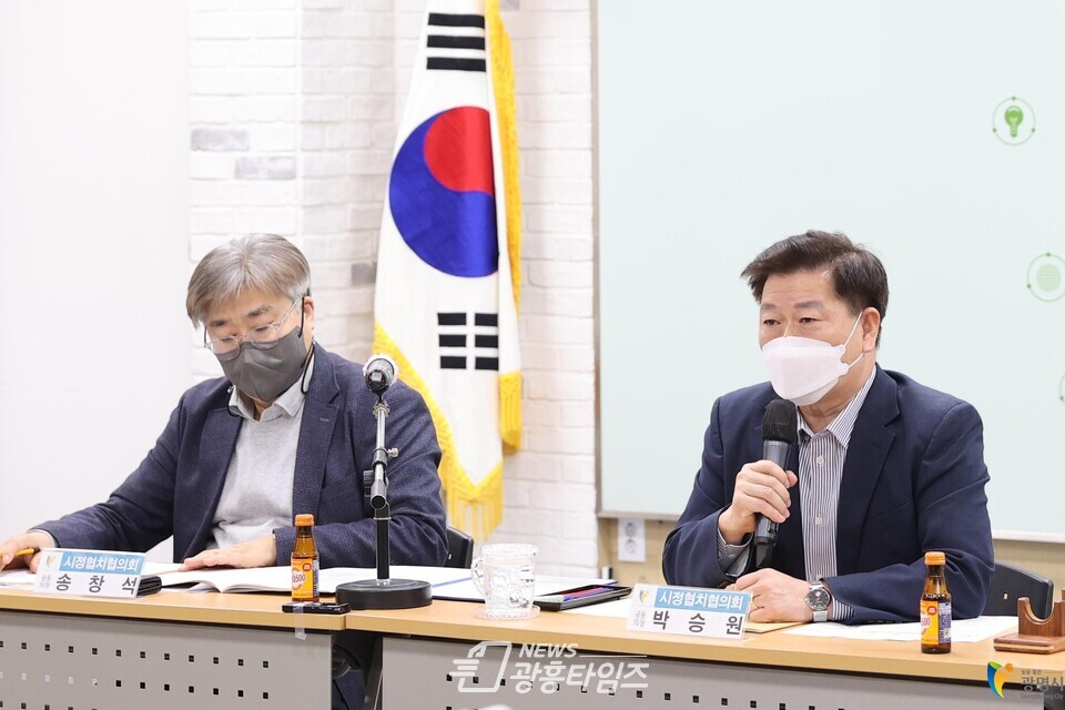 광명시(시장 박승원)는 지난 8일 시정협치협의회에서 채택한 빛가온 초․중학교 통학로 안전 개선 시민합의회의 합의서를 적극적으로 검토하여 시행하기로 했다(제공=광명시) 광명시(시장 박승원)는 지난 8일 시정협치협의회에서 채택한 빛가온 초․중학교 통학로 안전 개선 시민합의회의 합의서를 적극적으로 검토하여 시행하기로 했다(제공=광명시)