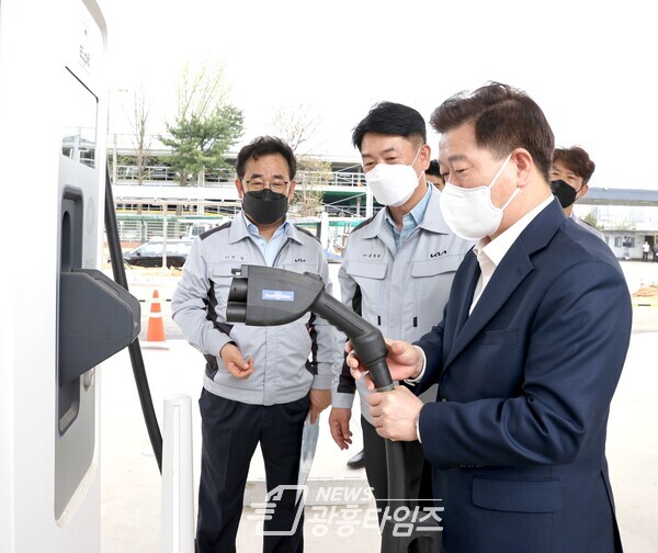 광명시(시장 박승원)는 4월 말 준공을 앞두고 막바지 작업이 진행 중인 기아 AutoLand 광명 수소복합충전소 공사 현장을 지난 12일 점검했다(제공=광명시)