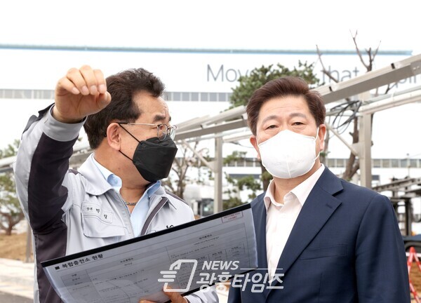 광명시(시장 박승원)는 4월 말 준공을 앞두고 막바지 작업이 진행 중인 기아 AutoLand 광명 수소복합충전소 공사 현장을 지난 12일 점검했다(제공=광명시)