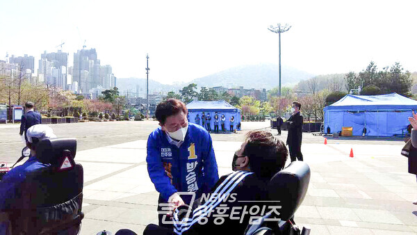 박승원 더불어민주당 광명시장 예비후보가 장애인의 날 주간 행사에서 참석자들과 인사를 나누고 있다_박승원TV 캡쳐(제공=박승원 예비후보 선거캠프)