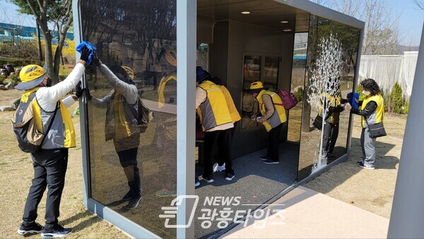  은빛봉사단과 숲속책장 정비 활동(사진제공=의왕시)